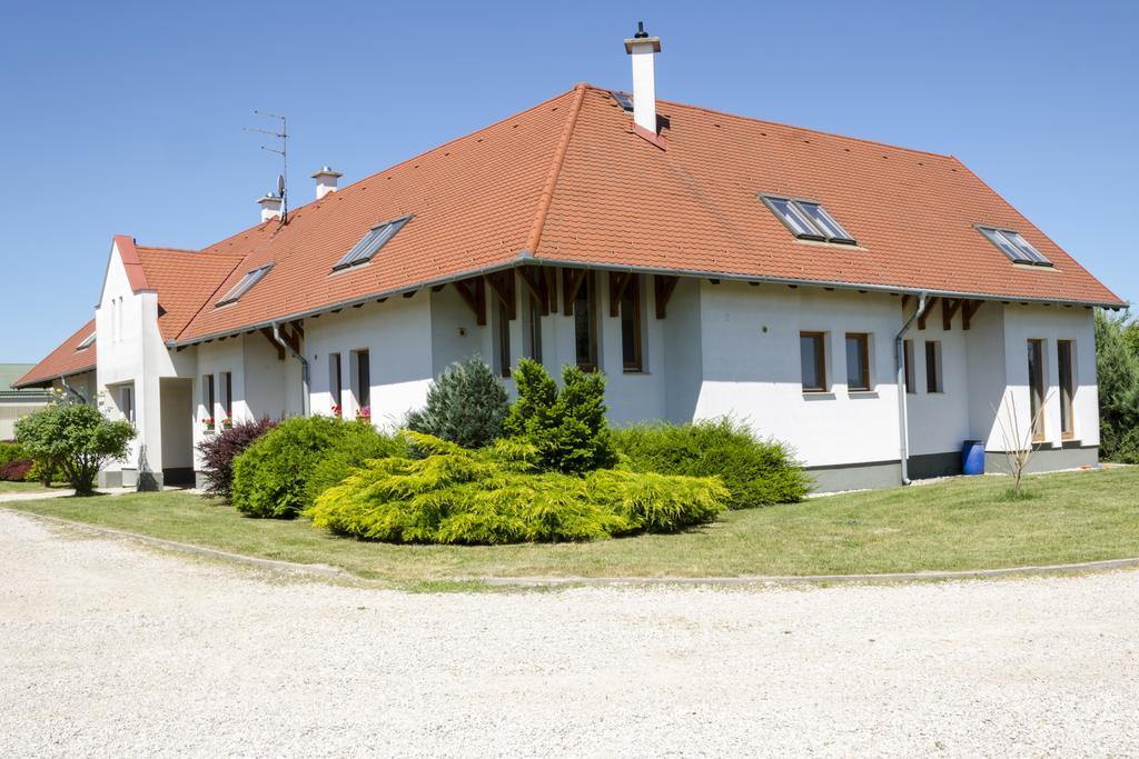 Hotel Karam Vendeghaz Es Lakasetterem Nagybajcs Exterior foto