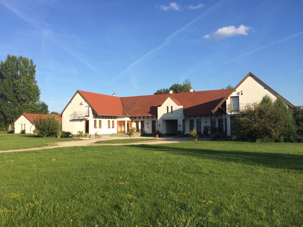 Hotel Karam Vendeghaz Es Lakasetterem Nagybajcs Exterior foto